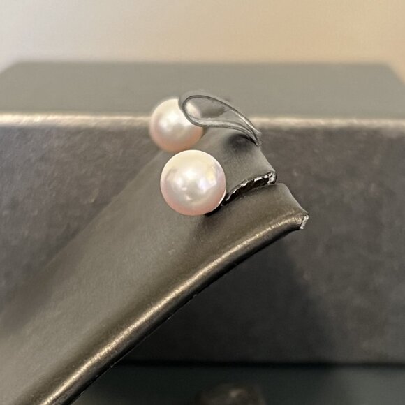 8.5-9MM Saltwater Cultured Pearl stud earrings 14KT White Gold EUC demure - Picture 3 of 15